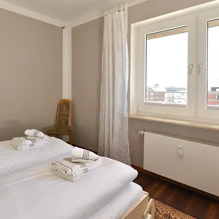 Lee Apartment *